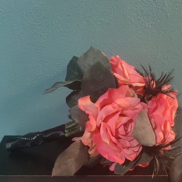 Elegant Pink Rose Bouquet with Black Accents - Picture 5 of 6